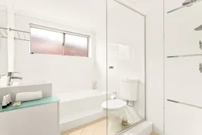 Bright and convenient apartment, close to shops - Image 4