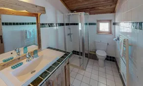 Overfladeareal: ca. 210 m² Orientering: Syd, Vesten. Bjergudsigt. Bo med 3 banketter - Image 3