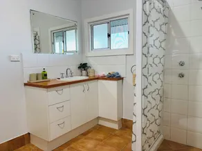 Serenity Holiday House- With Free WiFi - Image 3