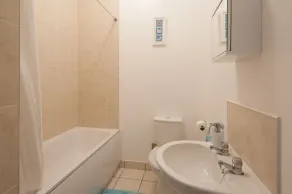 Genuine 2 Bedroom City Centre Apartment - Image 2