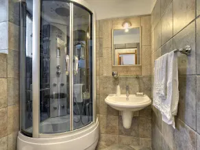 Well Maintained Holiday Home With Private Heated Pool Near the Beach - Image 3