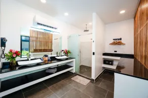 One of a kind king studio w/kitchen+pool - Image 2