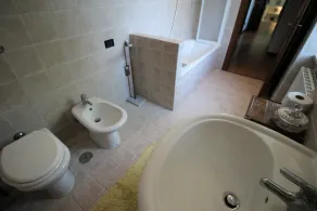 Large apartment with shared swimming pool, located in a natural park, Rome 100 km - Image 4