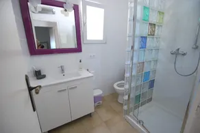 Maison dans un quartier central avec piscine privée. - Image 3