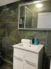 Renovated Modern Apartment Sleeps 4 in Leeds - Image 4
