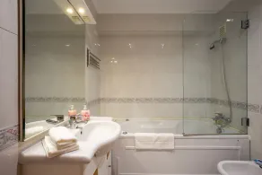 Ocean View I Sea Front 3-Bed Apt in Cascais w/Pool near Beaches - Image 3