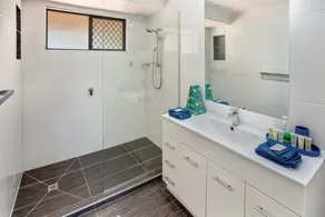Poolside Oasis is the Ultimate Family, Couple or Business getaway Holiday House. - Image 3