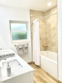 MAISON CONTEMPORAINE TROPICALE, PISCINE PRIVÉE, À PIED DE LA PLAGE, COMMERCES ET RESTAURANTS! - Image 4