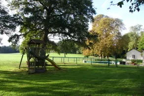 Familiehus med eksklusiv pool i parken på slottet - Image 2
