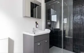 Modern 5-Bedroom Retreat Nr Coast - Image 2
