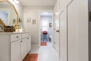 Large suite/private bath/private entrance on quiet street near Thomas Bay - Image 5