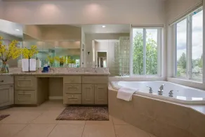 Nouvelle location! Complètement rénové, vues incroyables, beaucoup de place, très bien situé - Image 4