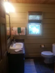 Belle maison rustique au bord du lac, 4 kayaks, flotteurs, location de ponton, Wi-Fi gratuit - Image 4