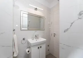 Leora Deluxe Apartment  - Image 5