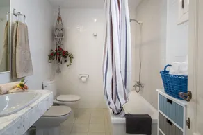 Modern lägenhet med balkong och stor terrass med utsikt över havet - Image 5