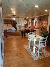 Downtown studio apartment walking distance to restaurants and shops - Image 3