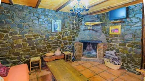 Elegante villa con piscina e vista sulle montagne - Image 2