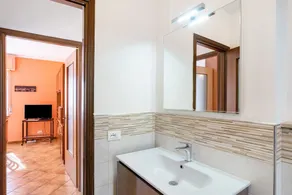 Apartamento vacacional \"Paola\" con vistas al mar, terraza privada y Wi-Fi - Image 2
