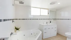 Baywatch Holiday Apartments - Image 2