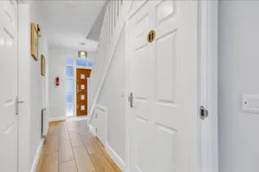Beautiful Detached House by The Lakes • Driveway Parking • 75'' TV • Snug Room • Yoko Property - Image 2