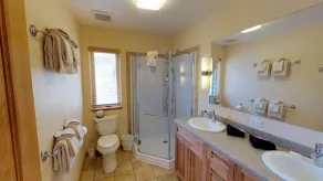 Ceci est une maison de haute technologie nouvellement construite qui propose 3 chambres et 2. 5 salles de bains, 10 couchages. Troisième chambre - Image 4