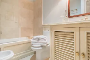 Elegant 3 Bedroom Apartment in Exclusive Barrio Salamanca Stylish & Spacious Padilla III - Image 3