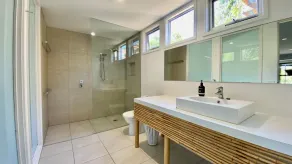 Stunning home close to beach and island attractions. - Image 2
