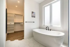 Laporte Cottage | Hot Tub | Walk to Beach | Fire Pit | Grand Bend & Bayfield - Image 5