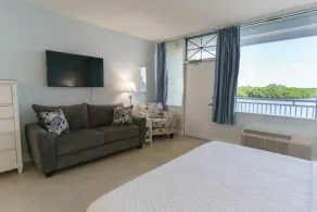 401 Getaway to a ... · U401 Balcony w/ River & Sunrise View! Resort Amenities! Free Parking/Wifi - Image 5