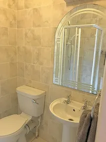 Maison impeccable de 3 chambres avec jardin privé sécurisé - Image 3