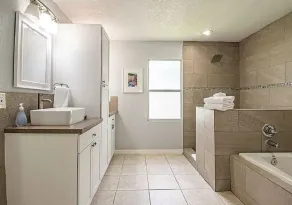 Spacious 3Bed, 2Bath Home with Open Floor Plan - Just 2.5 Miles from the Beach! - Image 2
