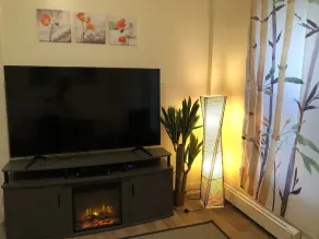Cozy-Chic Urban Retreat - King bed, washer/dryer - Image 2