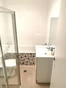 Lovely 2 bedroom apartment with city views - Image 4