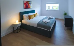 Luxury Manchester Apartment - Blue - Image 5