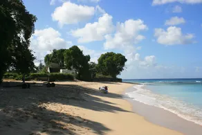 Cool top floor 1 bed Apartment with Shared Pool and Beach Club Membership. - Image 3