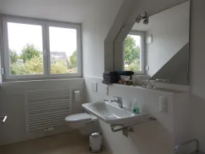 Rummelig lejlighed med balkon og elevator med udsigt over bjergene - Image 3