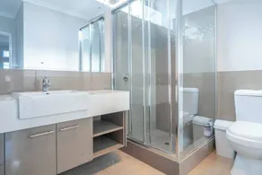 30 Rich on Richmond, modern, bright, spacious, parking sleeps 6 - Image 5