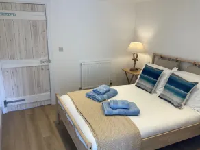The Gate-Stunning Garden Apartment in Freshwater Bay - Image 4