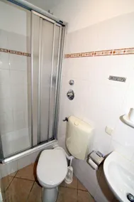 Small apartment with balcony and direct view of the lake on the 2nd floor - Image 2