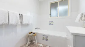 Nabilla Court - Waterfront Luxury with Shared Pontoon & Paddleboards - Holiday Yamba - Image 3