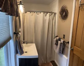 Cozy Couples Farmhouse Cottage- Minutes walk from Swain Ski Resort - Image 2