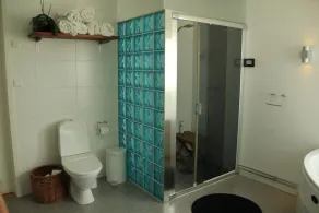 Lækkert feriehus tæt på både Stockholm, sø og natur, 5 sovepladser, internet og jacuzzi. - Image 2