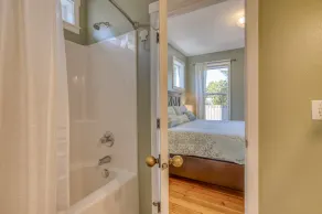 Hot Tub, WIFI, Gas BBQ, 9 sovepladser med Loftet, indhegnet baggård, brand Pit, Pet Friendly! - Image 3