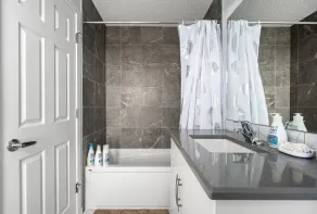 4 Bedroom Town Home with Garage Parking, Fast WiFi, Smart TV with Netflix, Fully Equipped Kitchen, Sleeps 10, Ideal for Families - Image 4