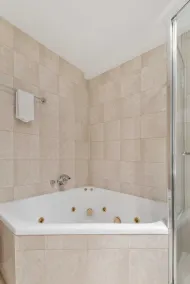 Spacious 3-Bed Apartment by the MCG - Image 3