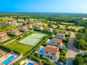 Villa familiar Berenice com piscina, churrasqueira, esportes e campo de ténis - Image 2