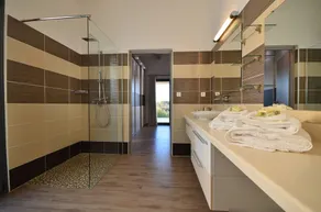 Uzès Center: Fremragende ejendom på 275 m² med opvarmet pool og have - Image 3
