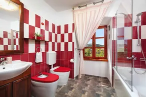 Charming 3-BR Villa for 7 with pool, near the sea - Image 2