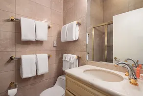 Clarendon Unit 2, Beautiful Townhouse, Expansive Living Area, Vaulted Ceilings, Private Patio - Image 4