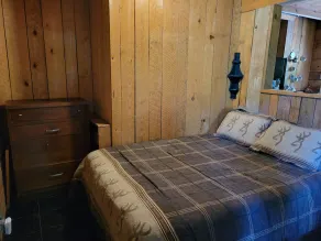 Cozy cabin retreat close to kayaking and hiking trails. - Image 5
